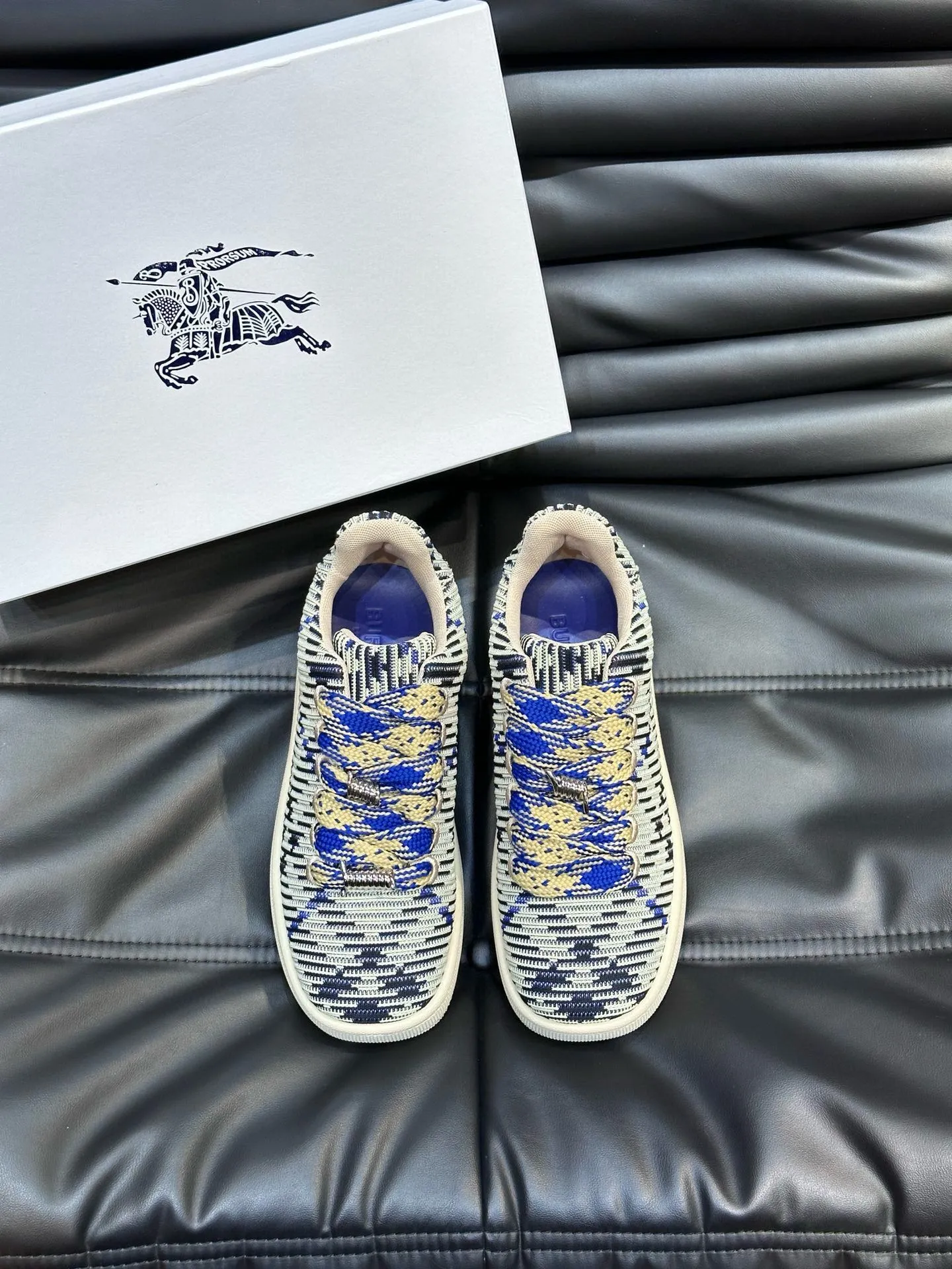 Factory price: 458💰Burberry Box series👫 Thick-soled casual sports shoes for couples, cool sneakers and bread shoes, purchased and developed from the original version, the top version of Box series sports shoes, made of original plaid/knitted fabric, embellished with EKD embossing. Made of mesh lining, the laces are decorated with metal coils, the rubber sole is decorated with the Burberry letter logo, and the original molded 3.5CM two-color T men's shoe 💰U outsole! Code number: 35-45 (35-45 customized)